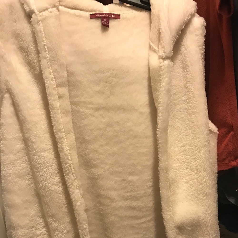 White vest with hood